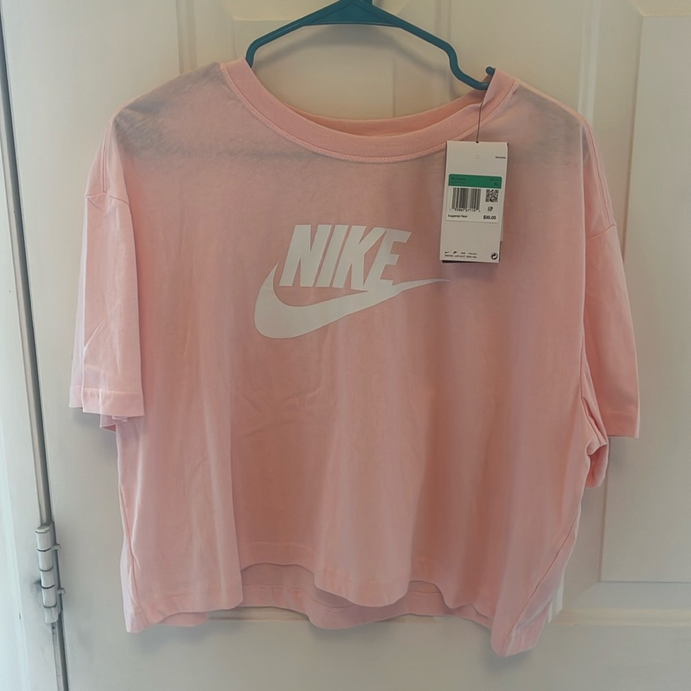 Women’s Nike loose fit cropped tee